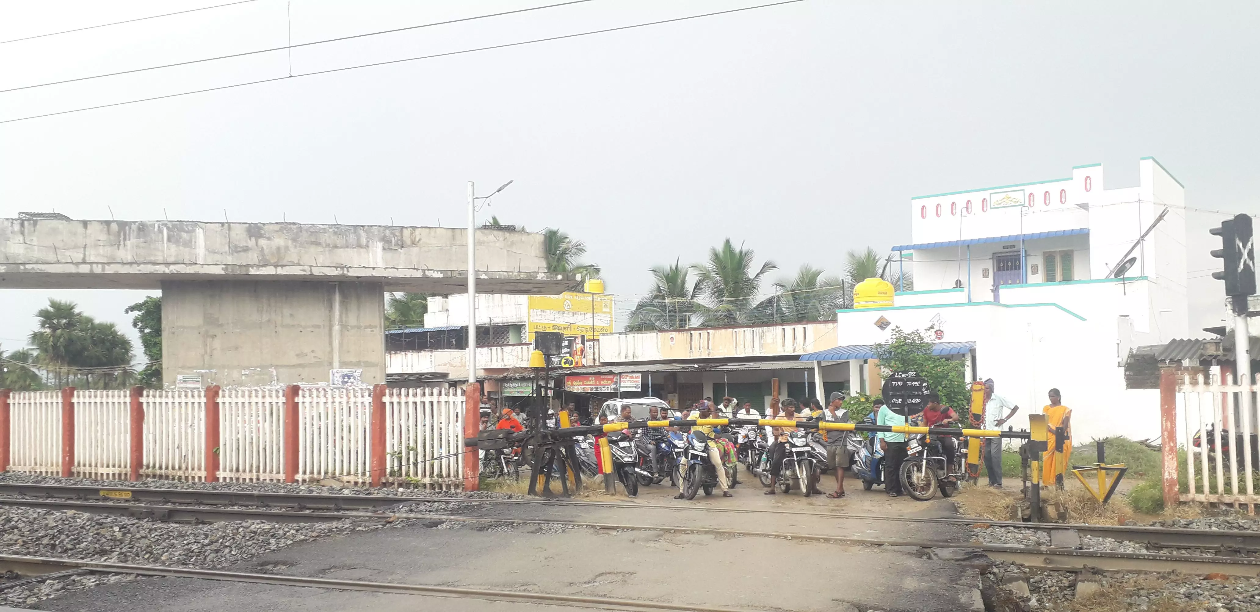 பாதியில் நிற்கும் ரெயில்வே மேம்பால பணி