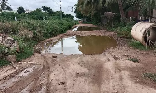 பள்ளத்தில் தேங்கும் மழைநீர் பள்ளத்தில் தேங்கும் மழைநீர்