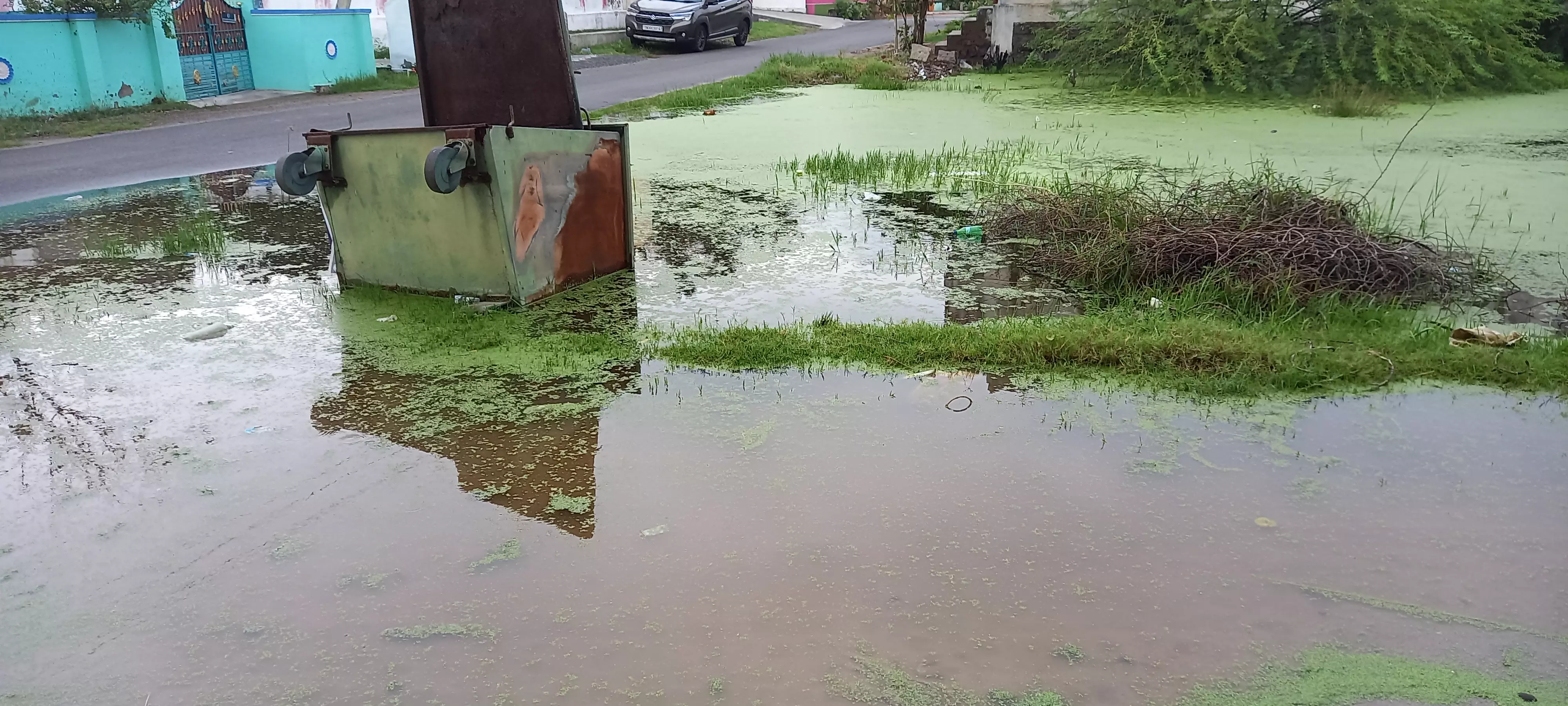 வீடுகளை சூழ்ந்த மழைநீர்