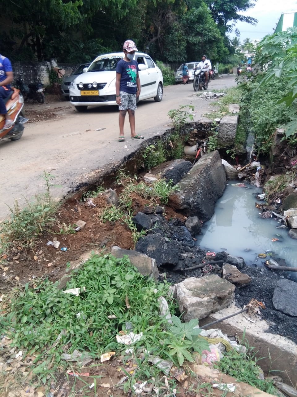கழிவுநீரால் சேதமான சாலை