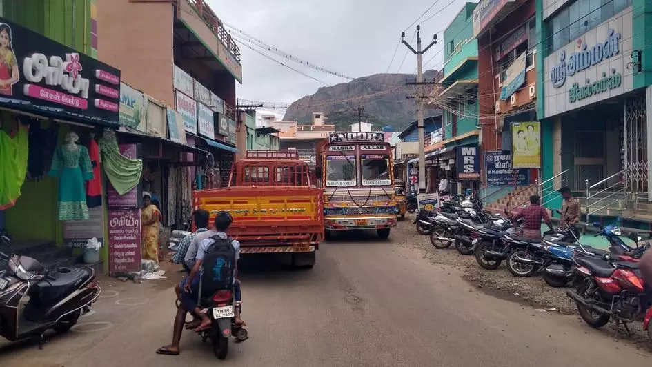 வாகனங்களால் போக்குவரத்து நெரிசல் வாகனங்களால் போக்குவரத்து நெரிசல்