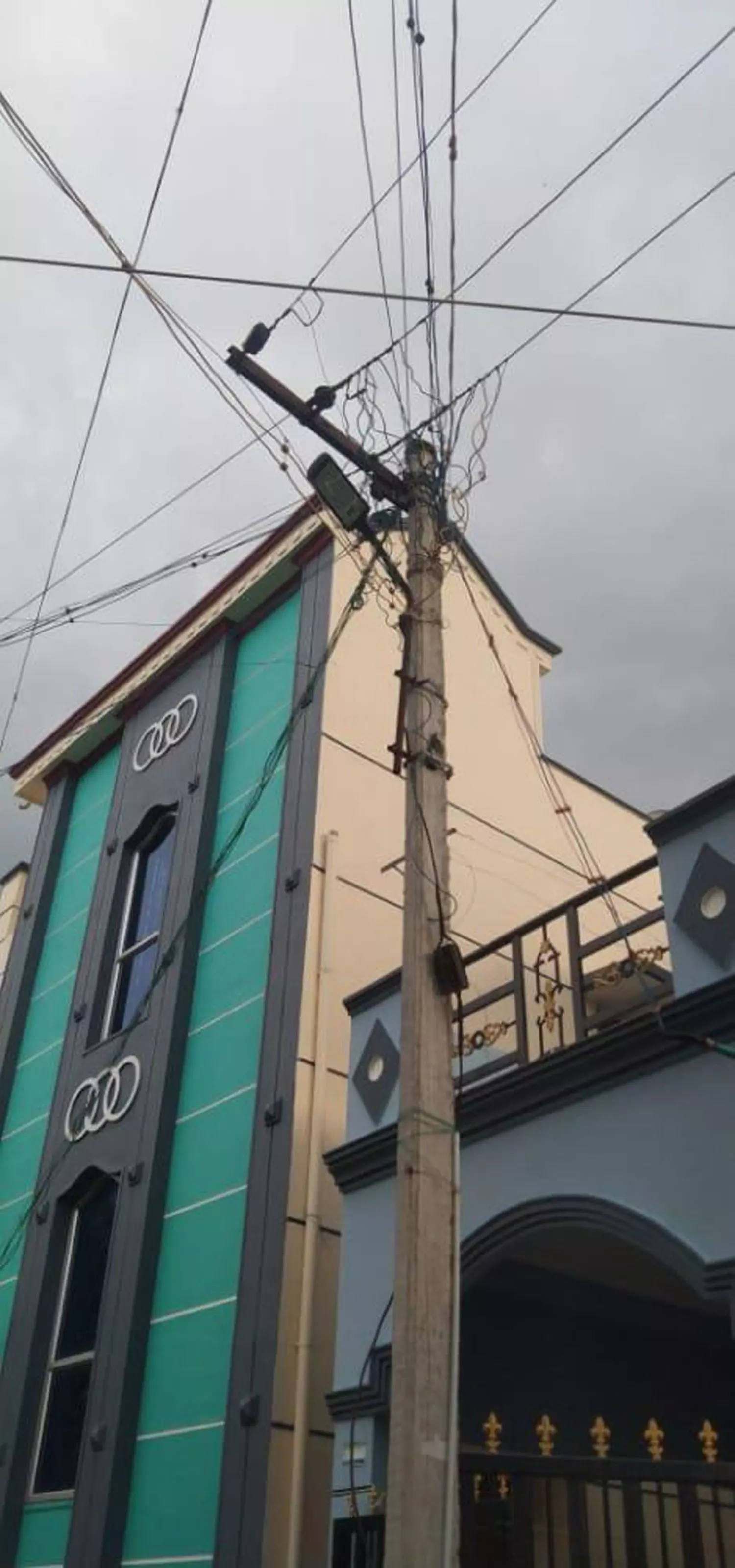 கம்பத்தில் மின்கசிவு கம்பத்தில் மின்கசிவு