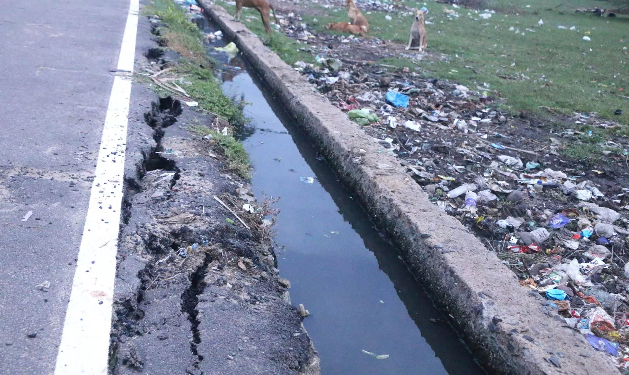 சேதமடைந்த சாலை சேதமடைந்த சாலை