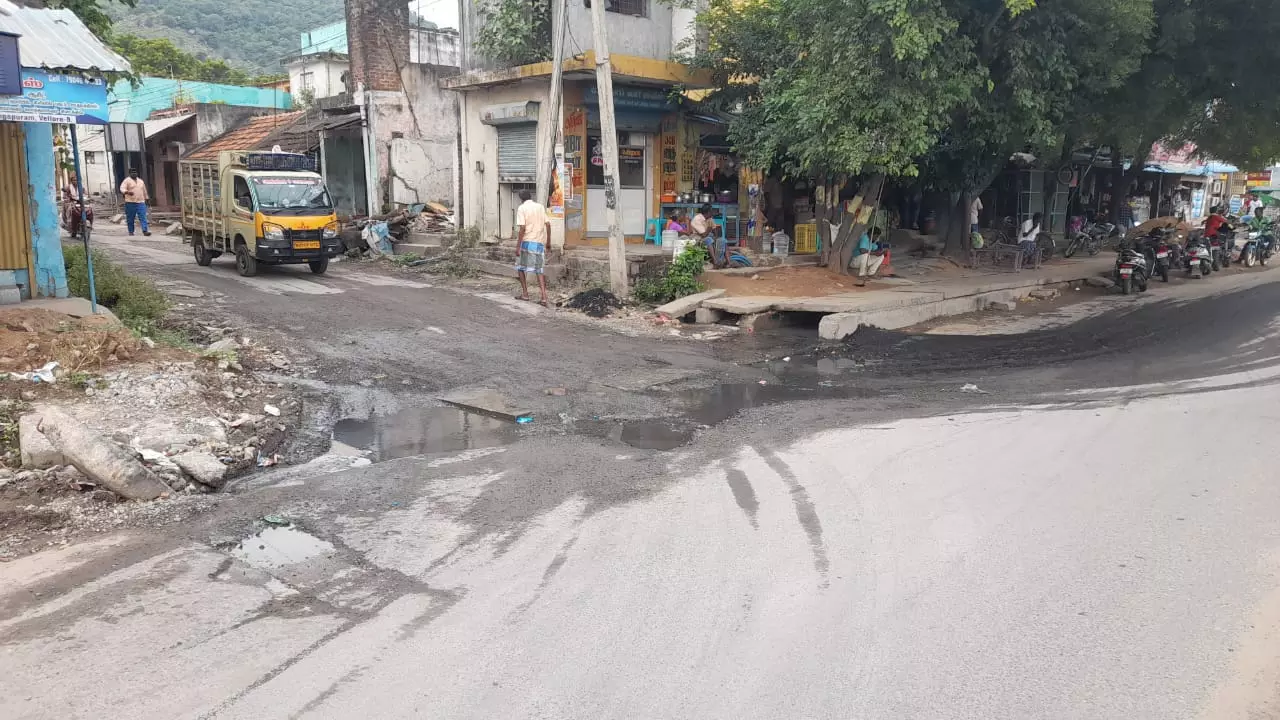 கால்வாயில் தேங்கும் கழிவுநீரால் துர்நாற்றம் கால்வாயில் தேங்கும் கழிவுநீரால் துர்நாற்றம்