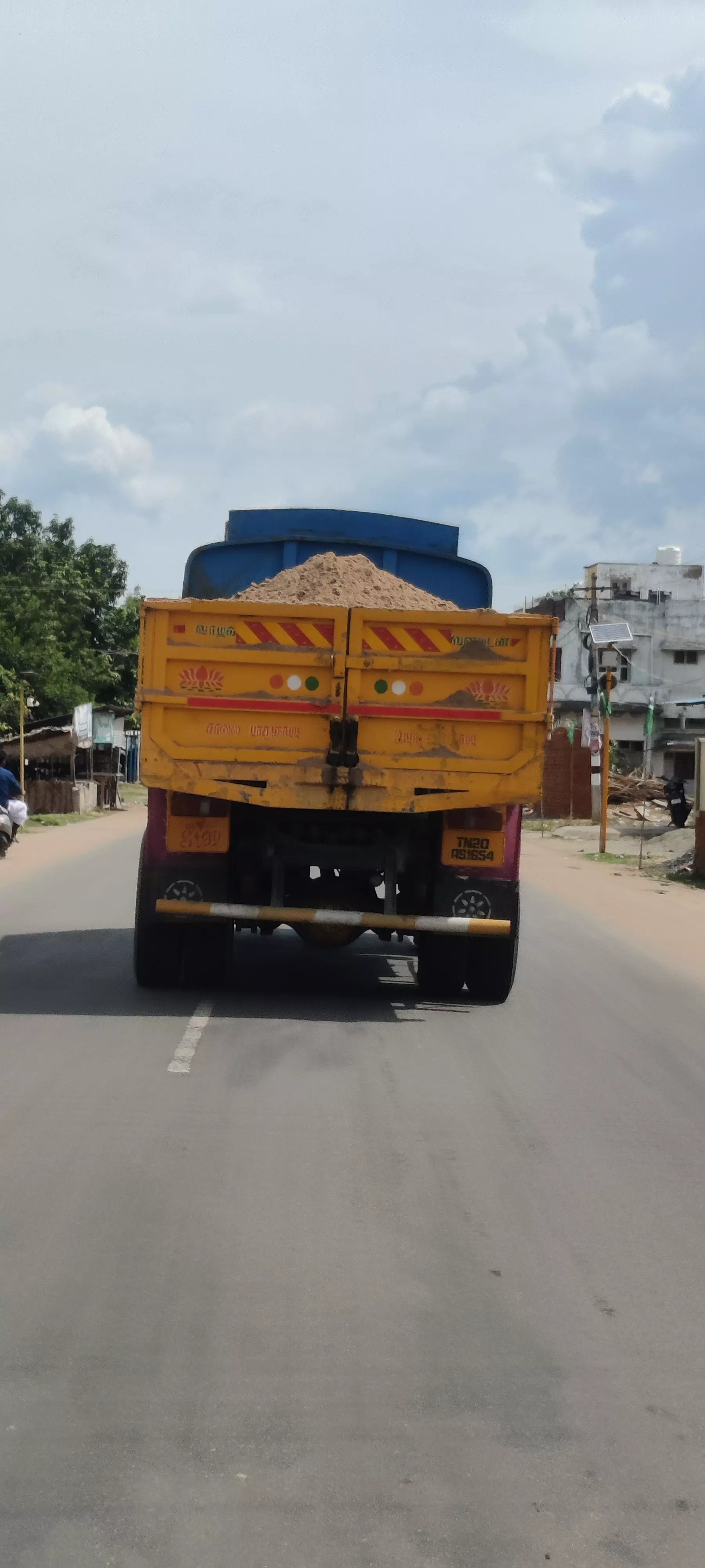 வாகன ஓட்டிகள் அவதி வாகன ஓட்டிகள் அவதி