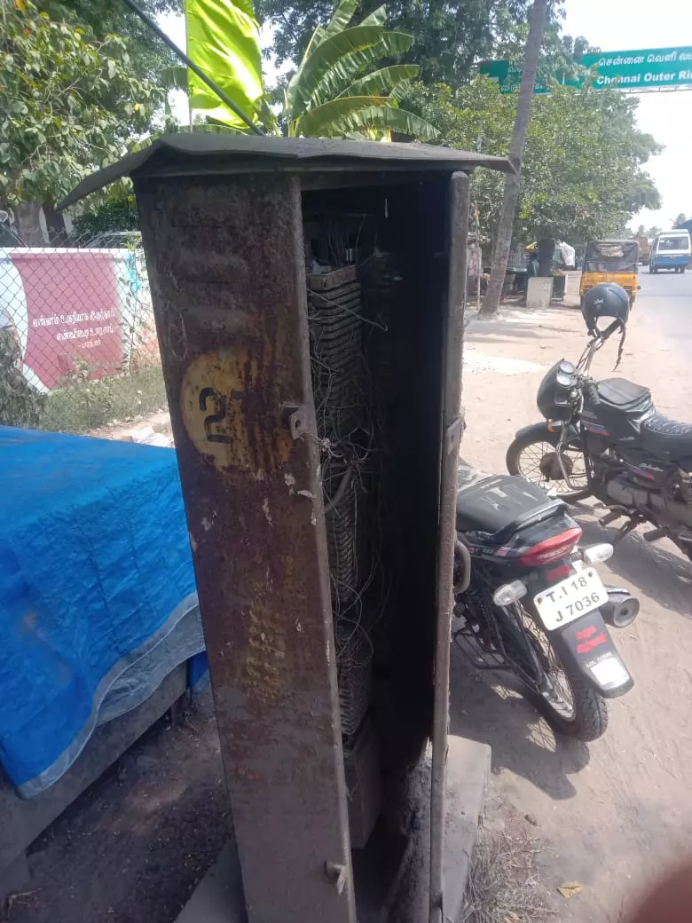 பழுதடைந்த மின் இணைப்பு பெட்டி பழுதடைந்த மின் இணைப்பு பெட்டி