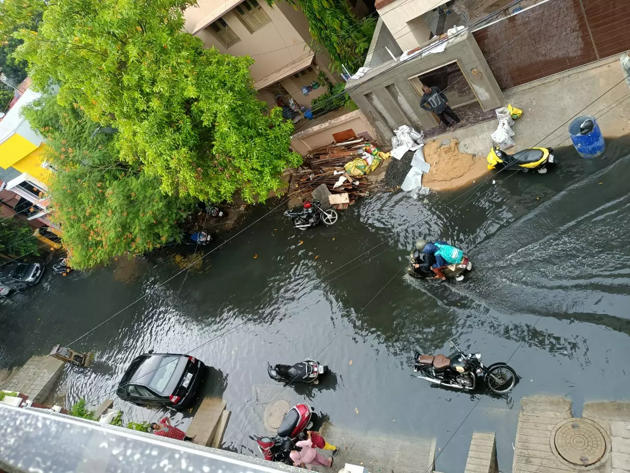 சாலையும் கழிவுநீரும் சாலையும் கழிவுநீரும்