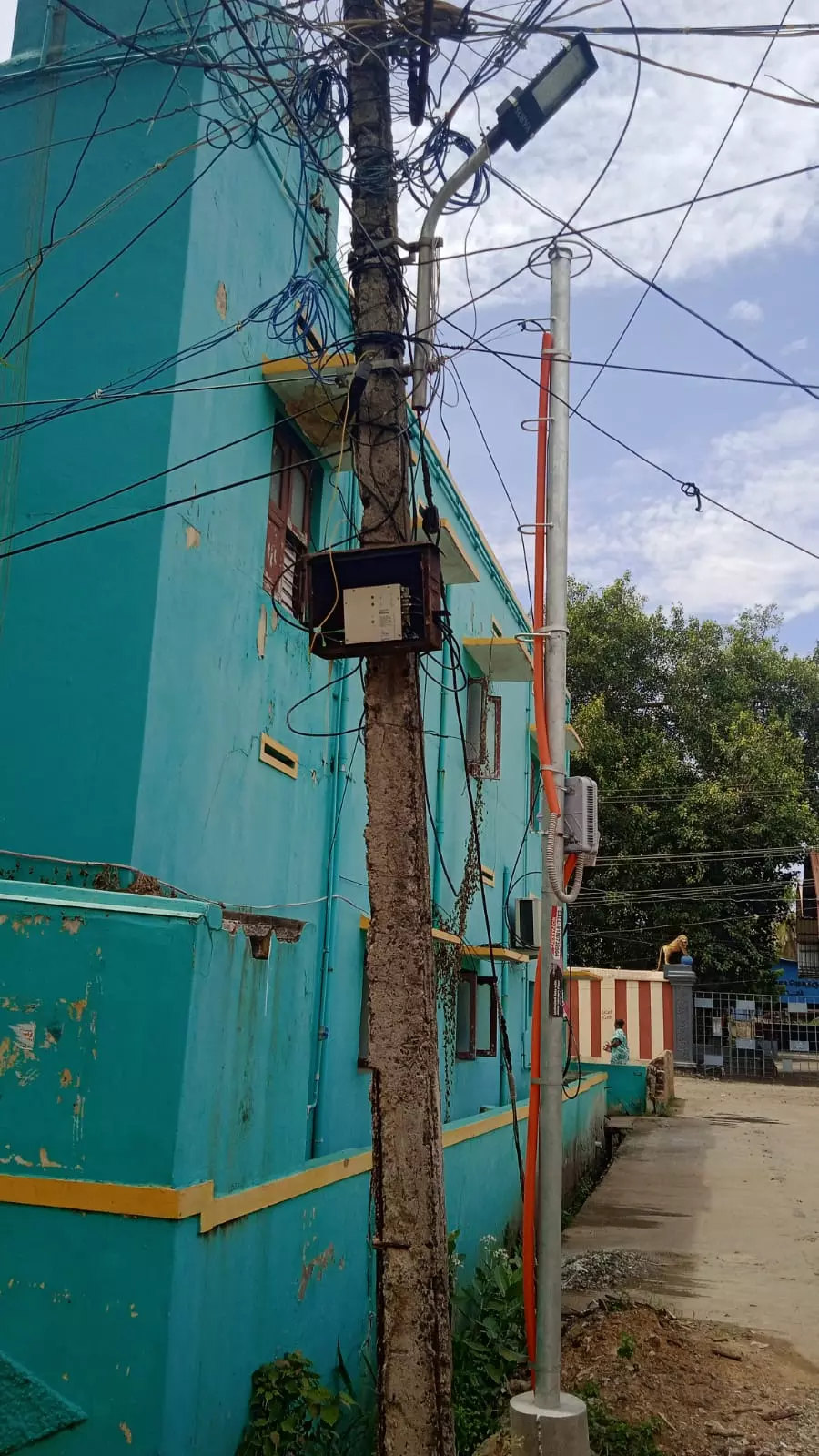 எழும்புகூடான மின்கம்பம்