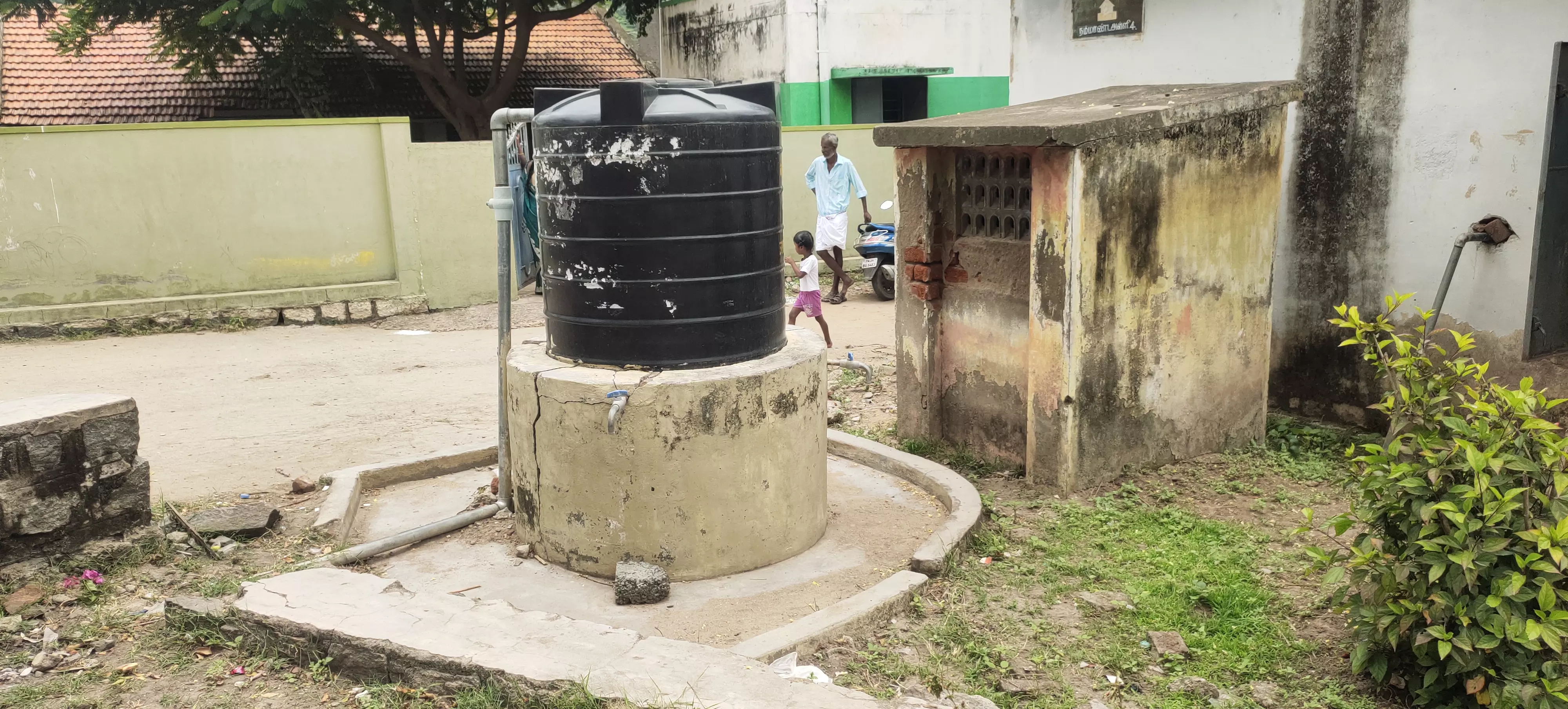 பயன்படாத குடிநீர் தொட்டி