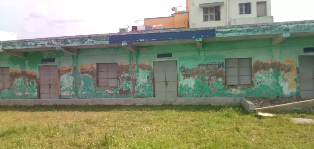 இடிந்து விழும் நிலையில் அரசு பள்ளி கட்டிடம் இடிந்து விழும் நிலையில் அரசு பள்ளி கட்டிடம்