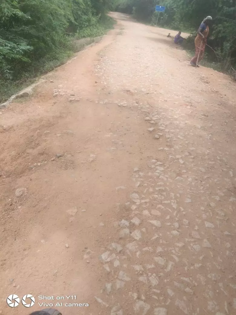 குண்டும், குழியுமான சாலை குண்டும், குழியுமான சாலை