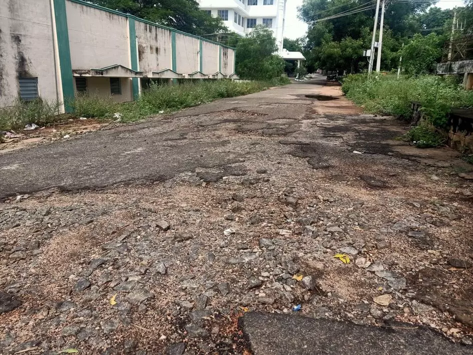 சேதமடைந்து வரும் சாலை சேதமடைந்து வரும் சாலை