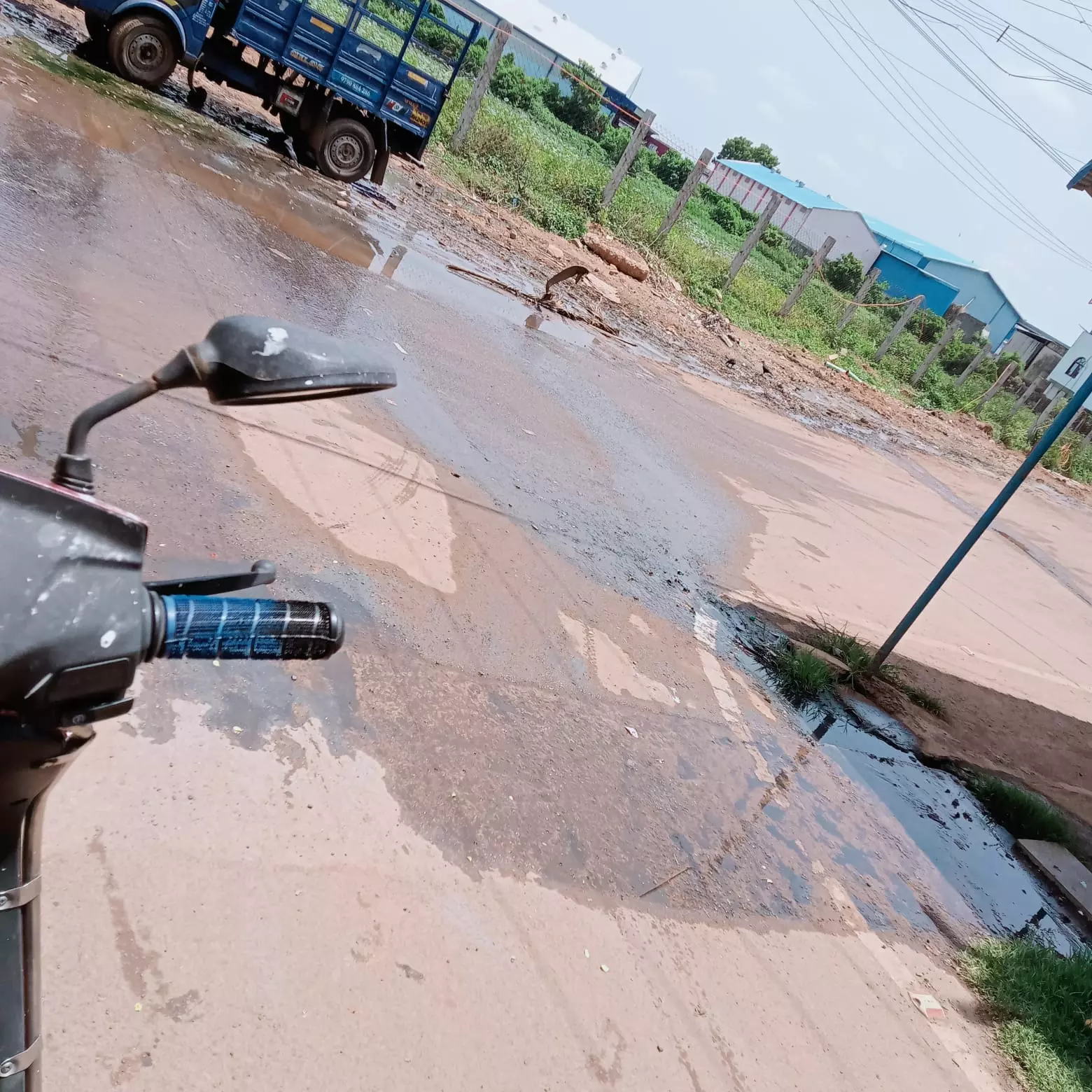 சாலையில் ஓடும் கழிவுநீர்