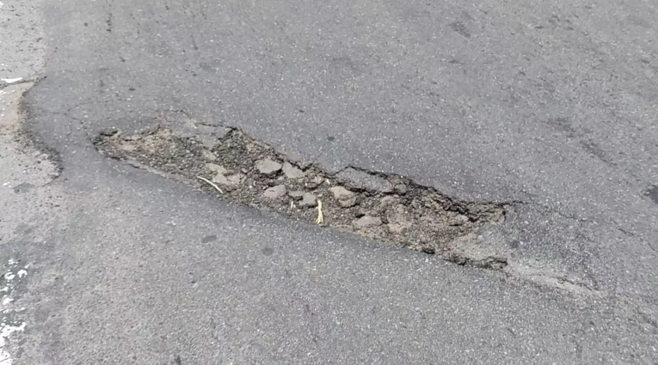 பாலத்தில் பள்ளம் பாலத்தில் பள்ளம்