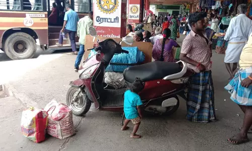 நடைபாதையில் வாகனங்கள் நடைபாதையில் வாகனங்கள்