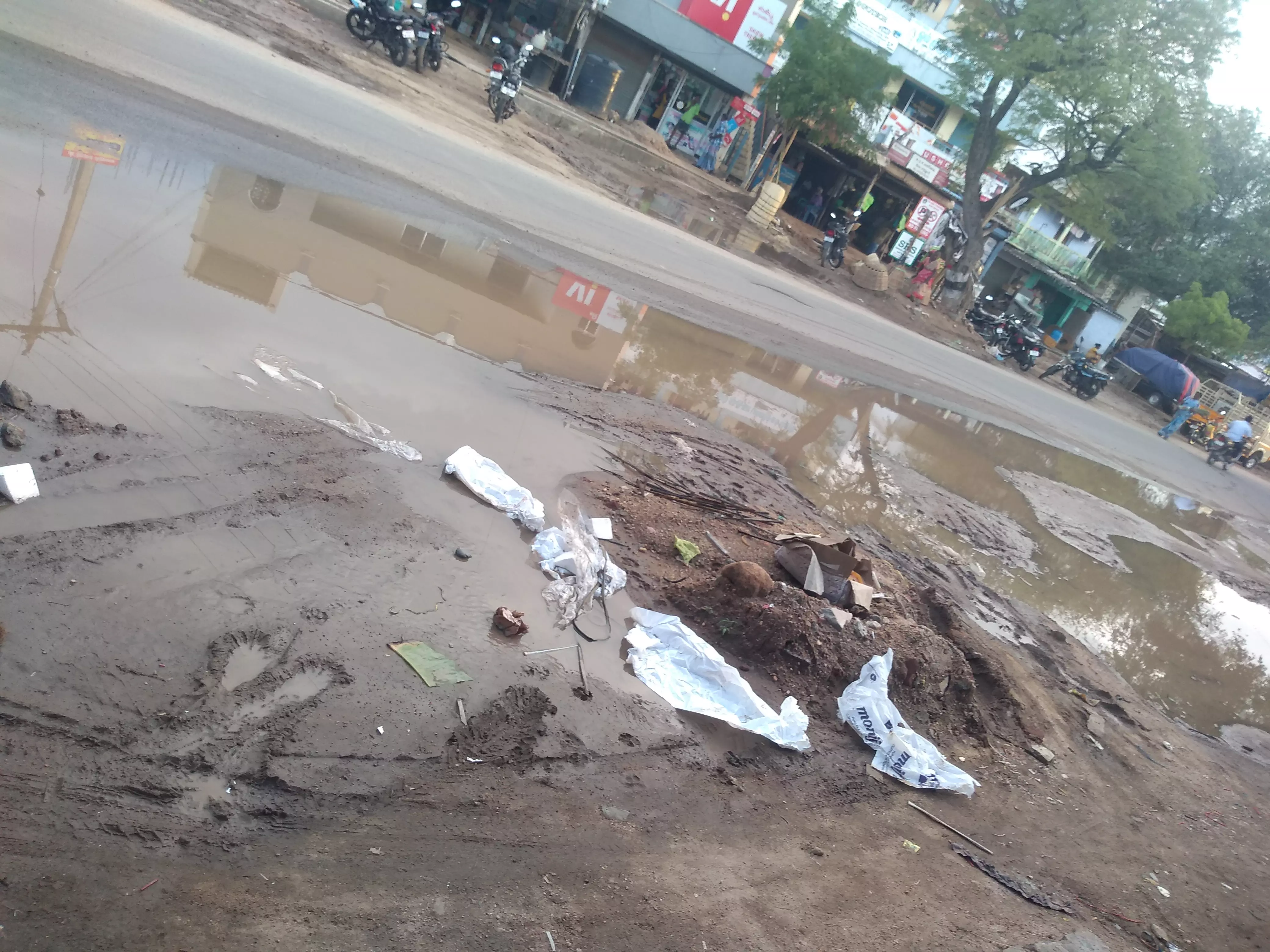 சாலையில் தேங்கும் மழைநீர் சாலையில் தேங்கும் மழைநீர்