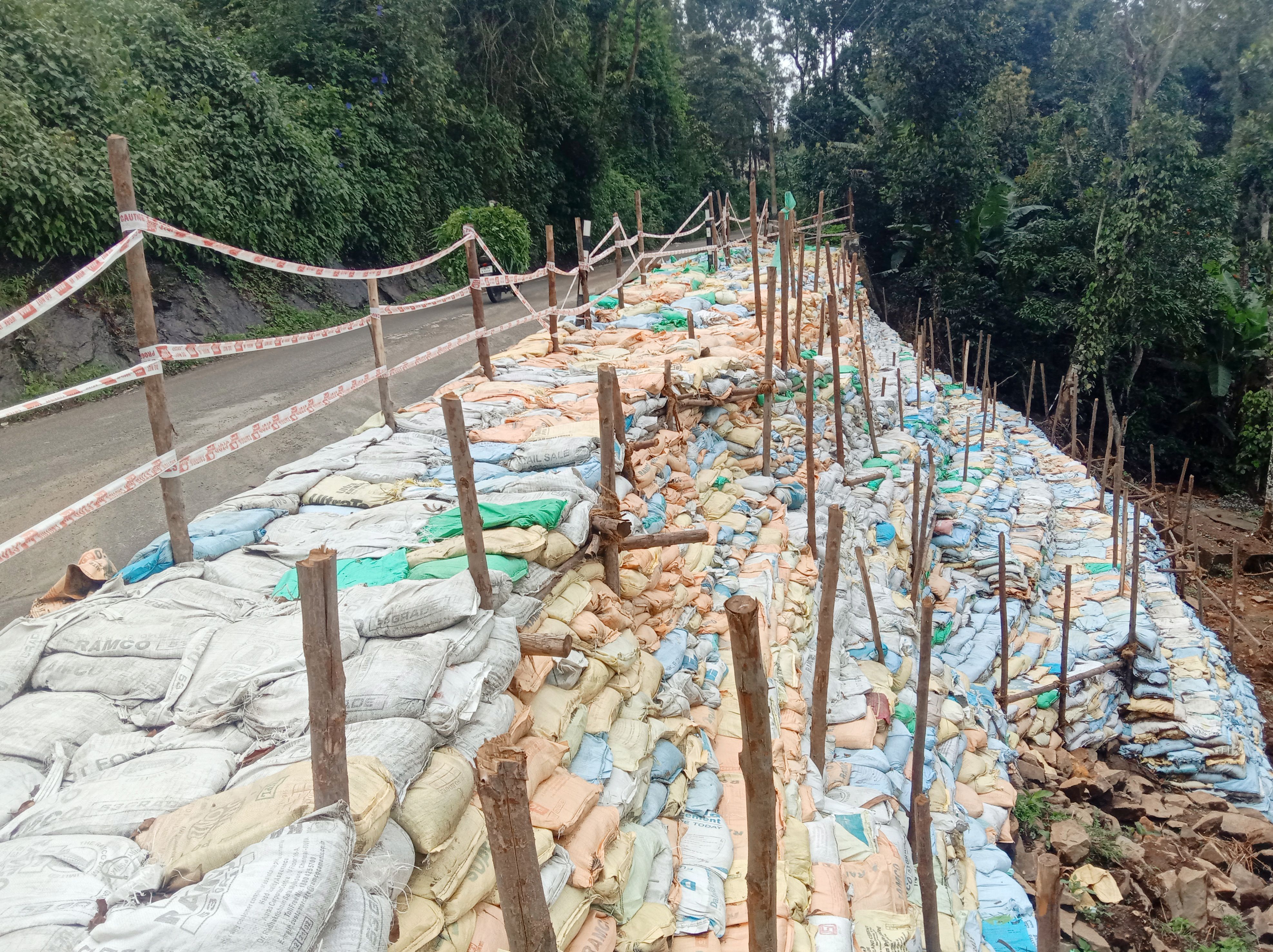 சாலை பணியை விரைந்து முடிக்க வேண்டும்