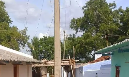 தெருவின் நடுவே மின்கம்பம் தெருவின் நடுவே மின்கம்பம்