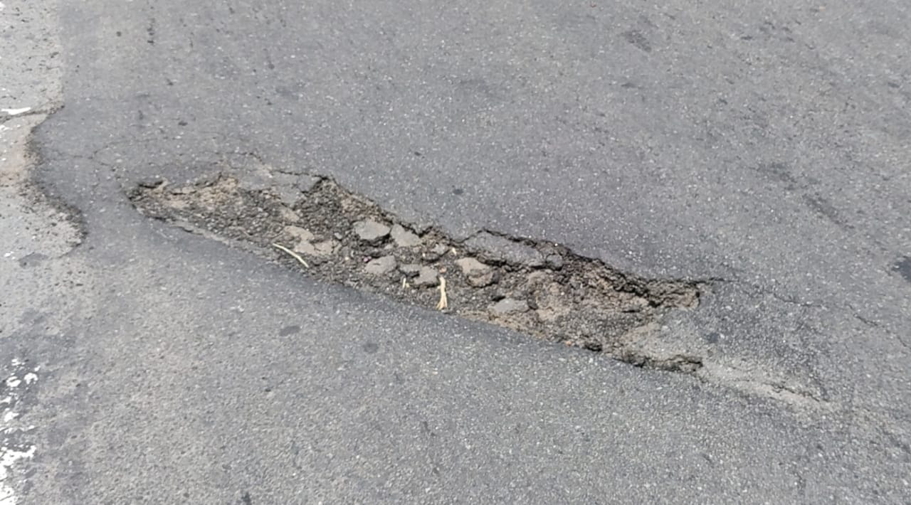 பாலத்தில் பள்ளம் பாலத்தில் பள்ளம்