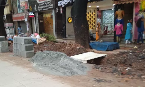 நடைபாதை பணிகளால் போக்குவரத்து பாதிப்பு