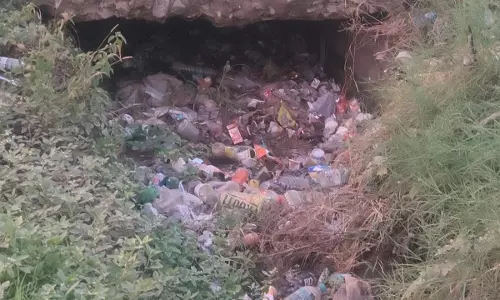 கால்வாயில் குவிந்த பிளாஸ்டிக் கழிவுகள்