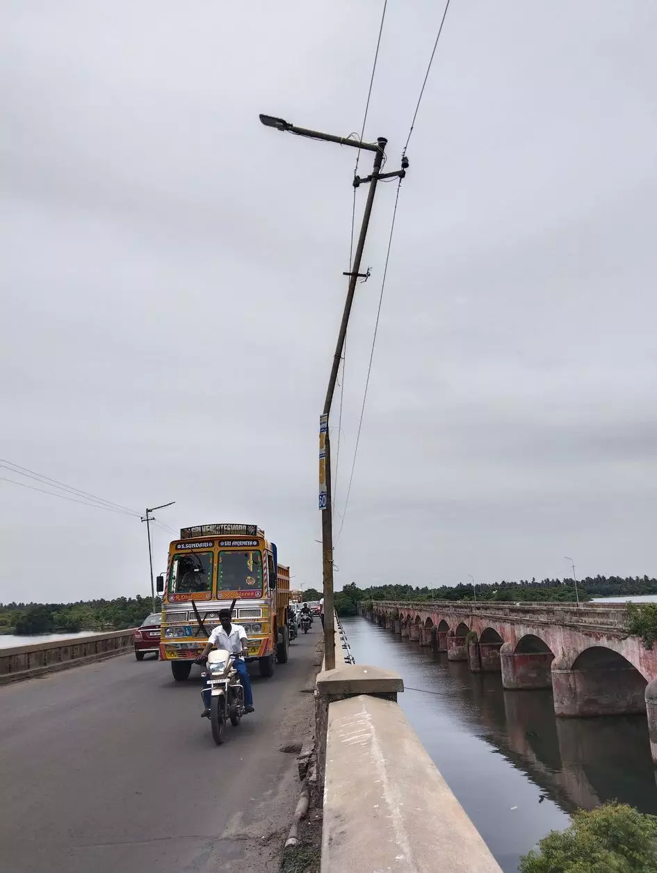 ஆபத்தான மின்கம்பம்