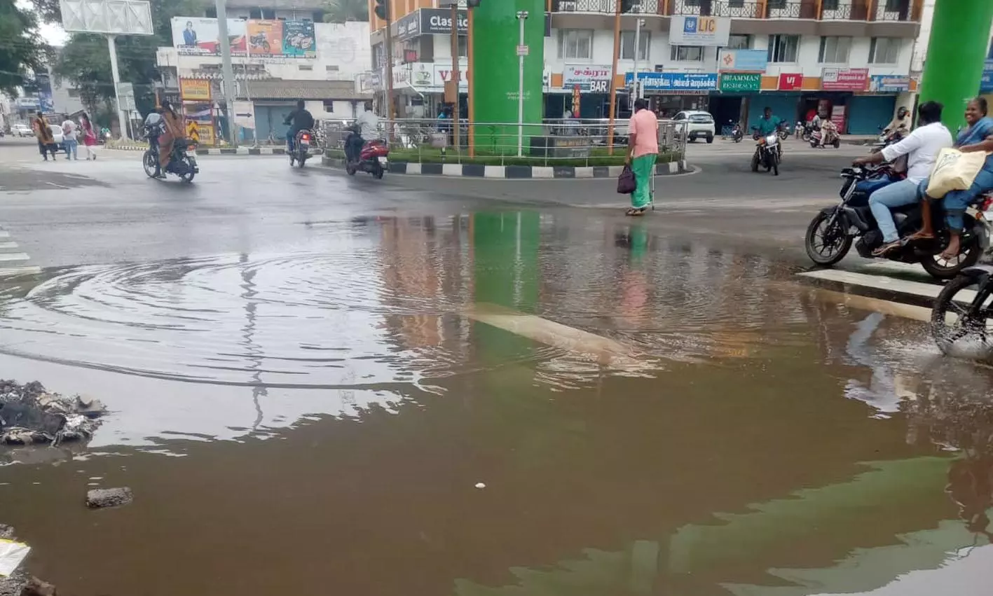 சாலையில் தேங்கியுள்ள கழிவுநீர்