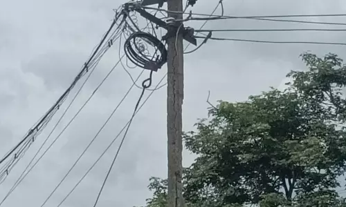 பழுதான மின்கம்பம் பழுதான மின்கம்பம்