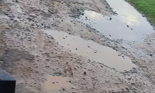 குண்டும் குழியுமான சாலை குண்டும் குழியுமான சாலை