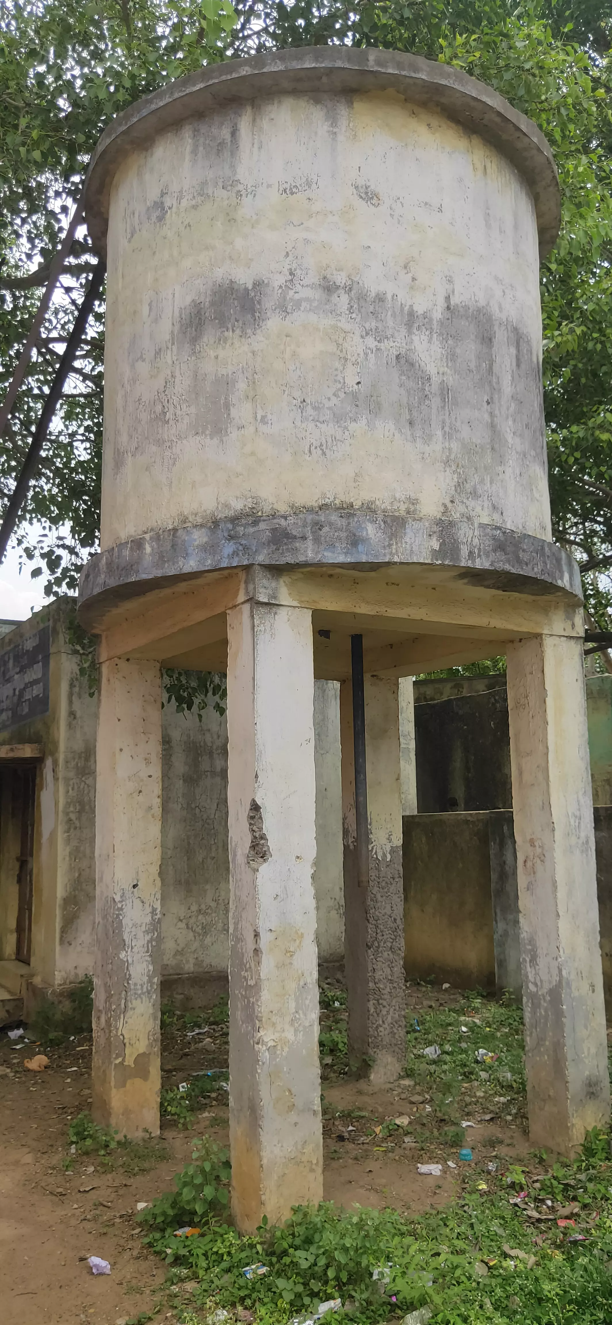 மின் மோட்டாா் பழுதால் குடிநீா் வினியோகம் நிறுத்தம் மின் மோட்டாா் பழுதால் குடிநீா் வினியோகம் நிறுத்தம்