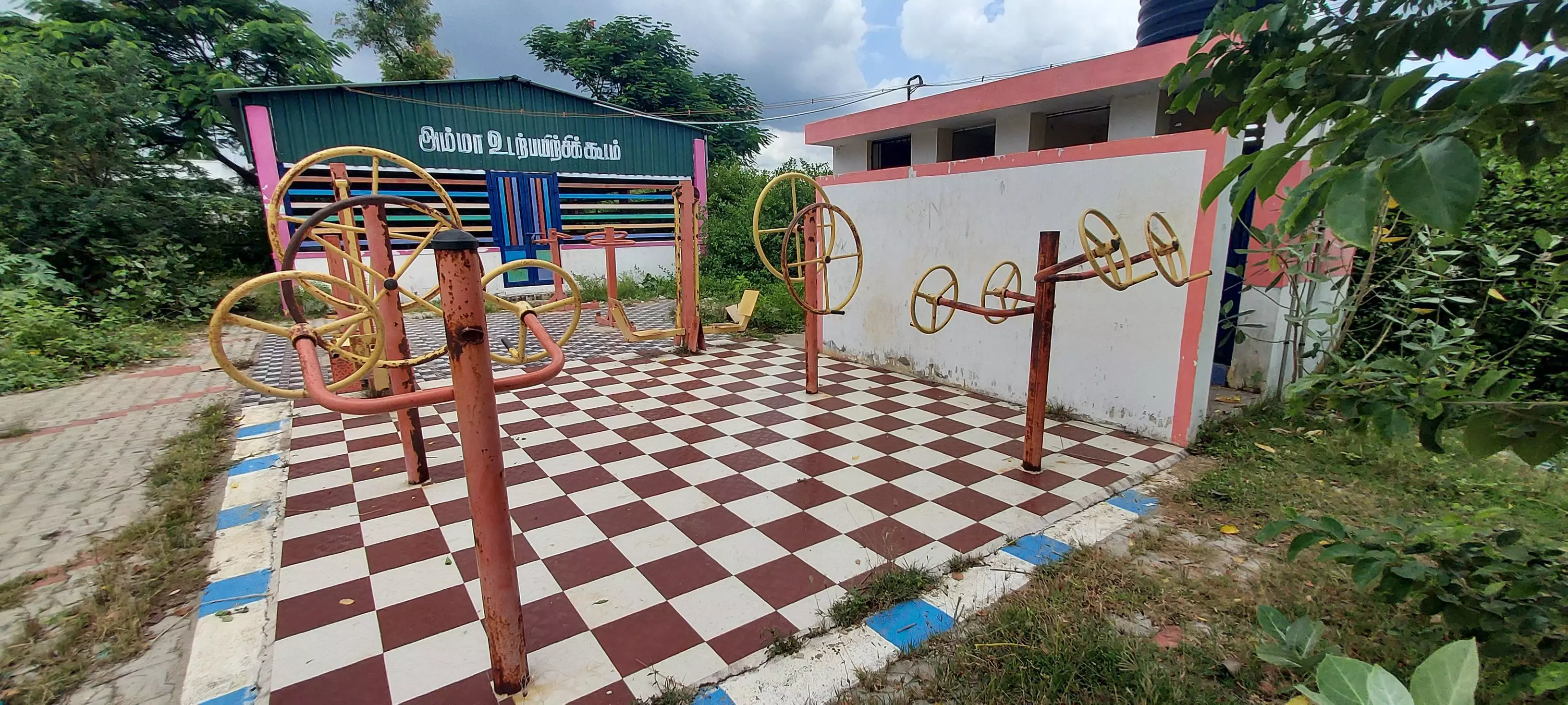 உடற்பயிற்சி கூடத்தை திறக்க வேண்டும் உடற்பயிற்சி கூடத்தை திறக்க வேண்டும்