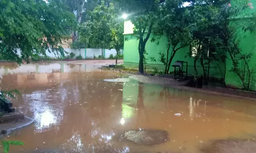 தேங்கியிருக்கும் மழை நீரால் நோயாளிகள் அவதி