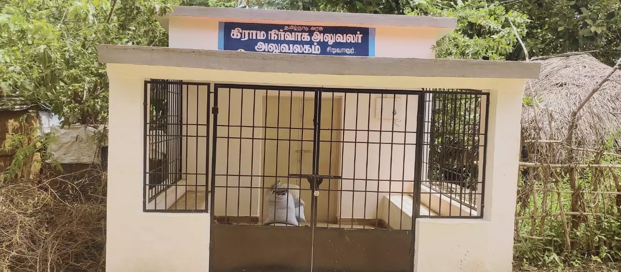 பூட்டி கிடக்கும் கிராம நிர்வாக அலுவலக கட்டிடம் பூட்டி கிடக்கும் கிராம நிர்வாக அலுவலக கட்டிடம்