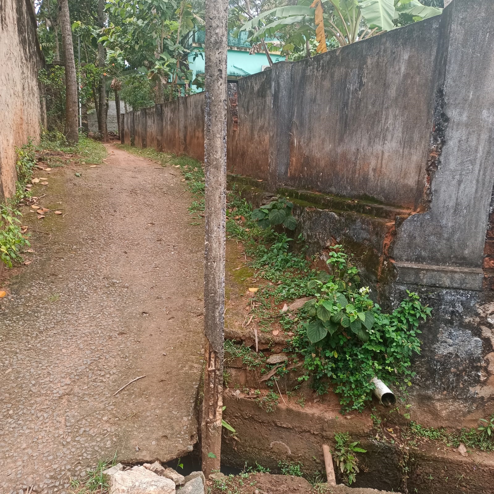 சேதமடைந்த மின்கம்பம் சேதமடைந்த மின்கம்பம்