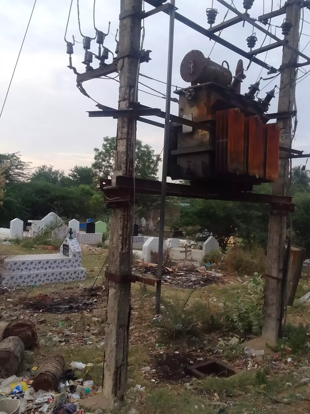 பழுதடைந்த டிரான்ஸ்பார்மர் பழுதடைந்த டிரான்ஸ்பார்மர்