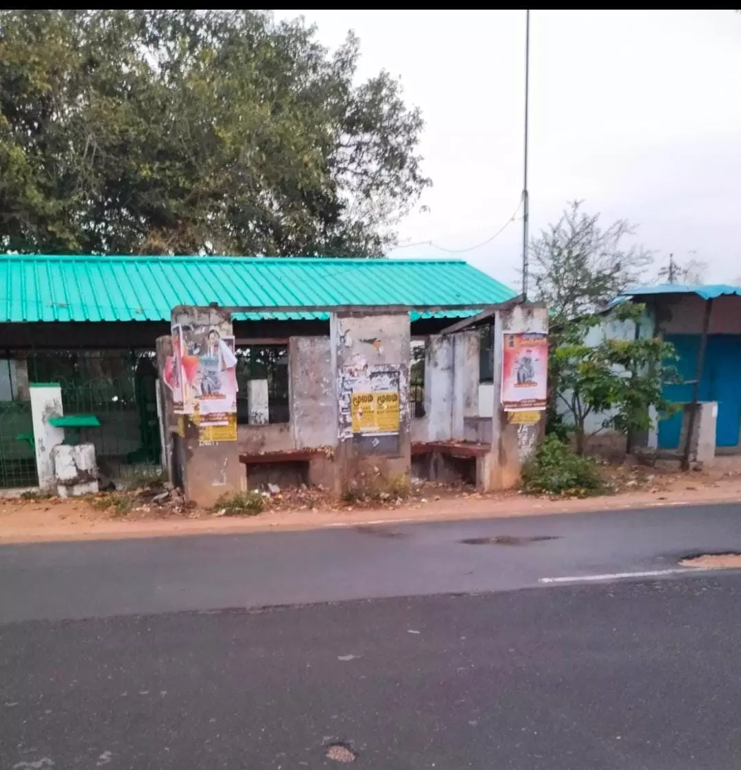 நிழற்குடை இன்றி பயணிகள் அவதி நிழற்குடை இன்றி பயணிகள் அவதி