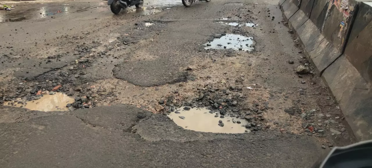 மழைநீரால் சேதமான சாலை