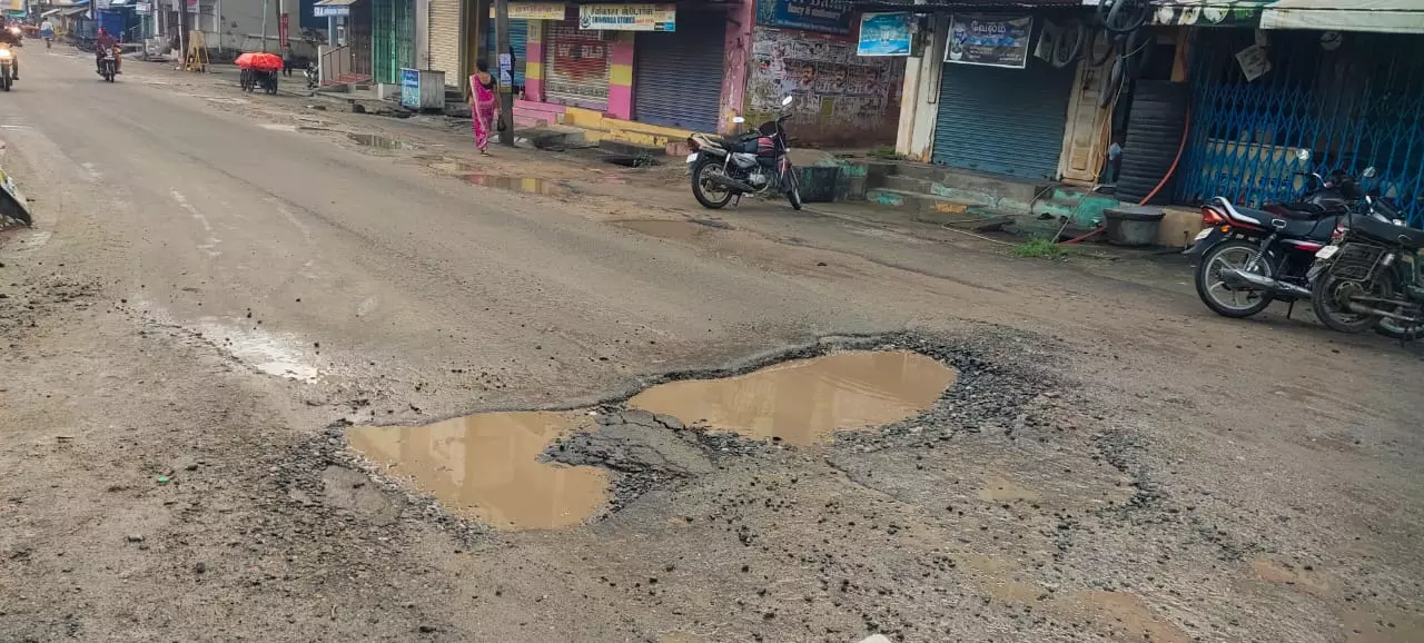 மழைநீரால் சேதமான சாலை