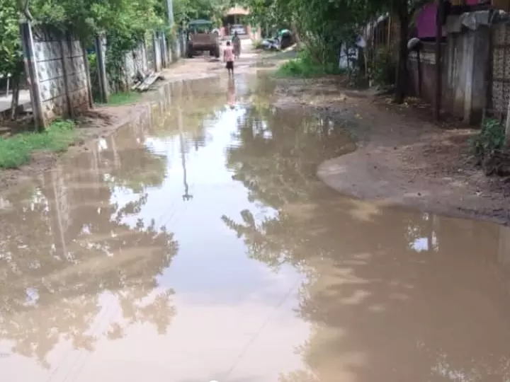 சாலையில் தேங்கி நிற்கும் மழைநீர்