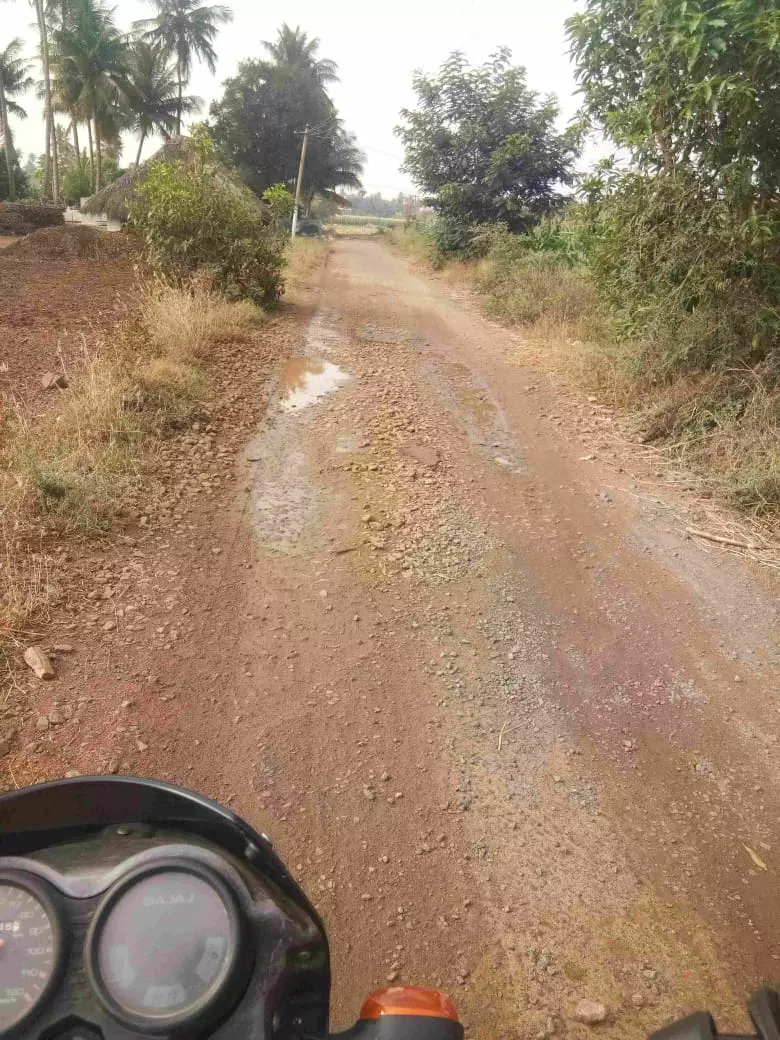 சேதமடைந்த சாலை