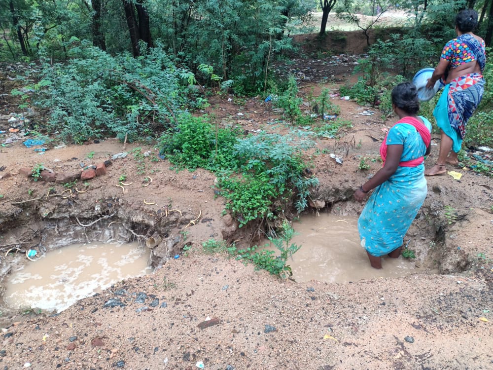 பள்ளம் தோண்டி தண்ணீர் பிடிக்கும் அவலம் பள்ளம் தோண்டி தண்ணீர் பிடிக்கும் அவலம்