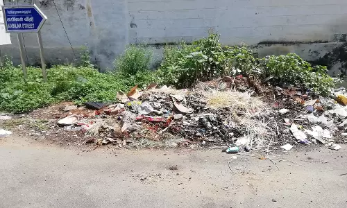 குவிந்துள்ள குப்பை குவிந்துள்ள குப்பை