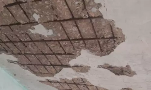 சிதிலமடைந்த பயணிகள் நிழற்குடை சிதிலமடைந்த பயணிகள் நிழற்குடை