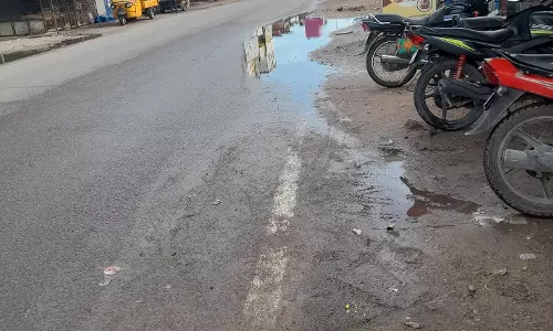 சாலையோரம் வடிகால் வசதி தேவை