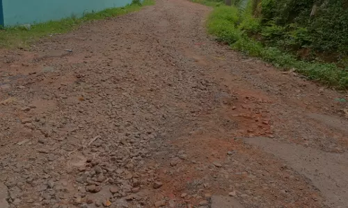 சேதமடைந்த சாலை