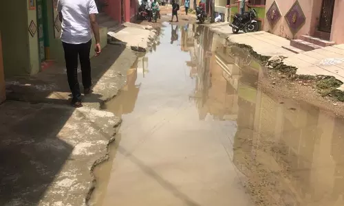 சாலையில் தேங்கும் மழைநீர் சாலையில் தேங்கும் மழைநீர்