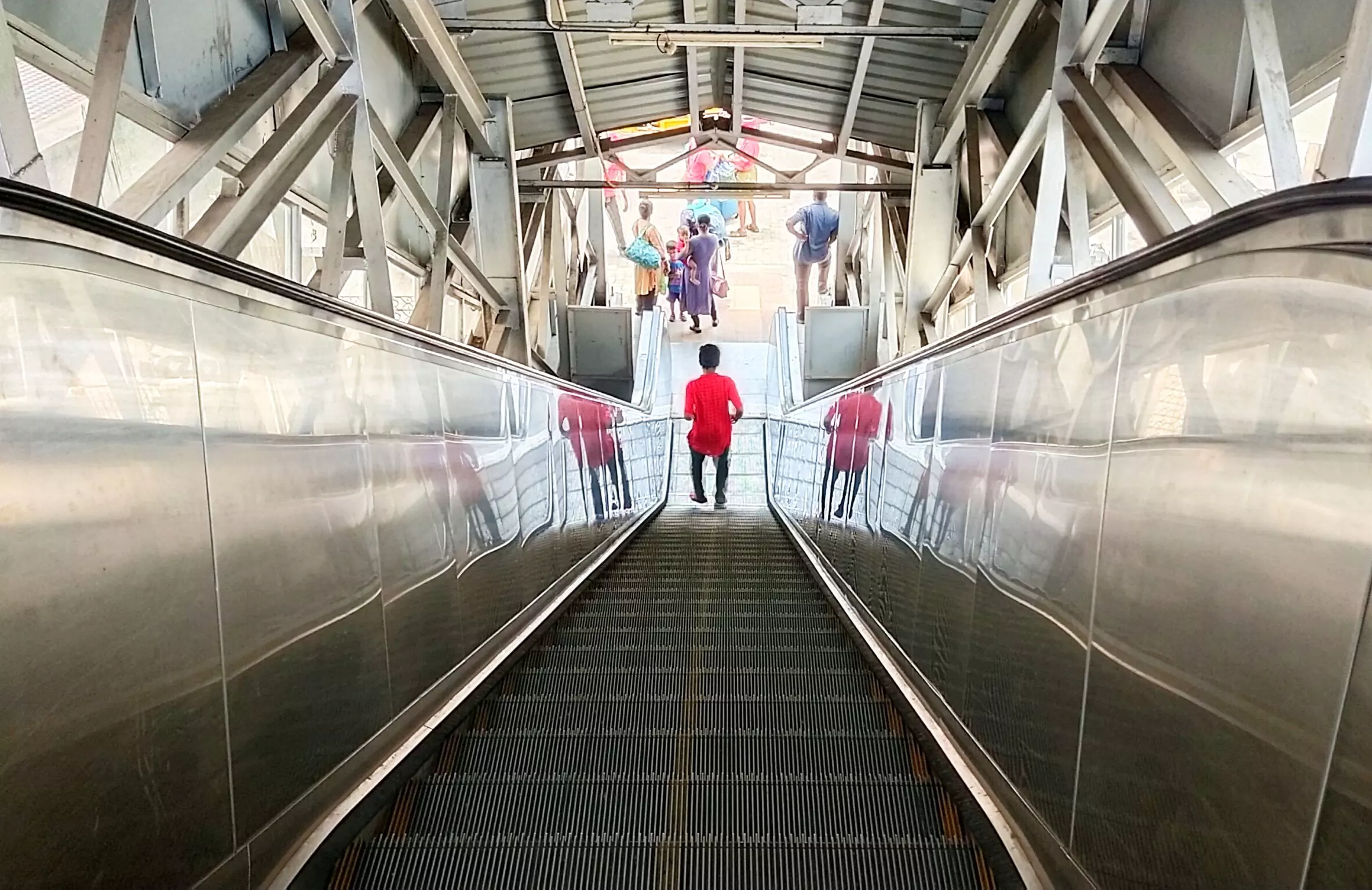 நகரும் படிக்கட்டு சரி செயல்படுமா?