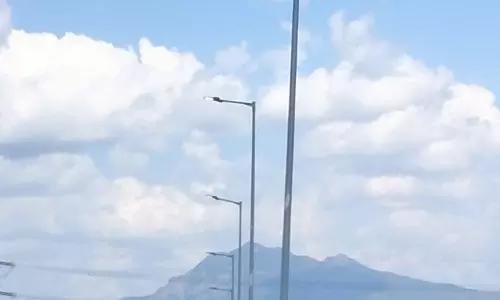 பகலில் எரியும் மின்விளக்குகள்