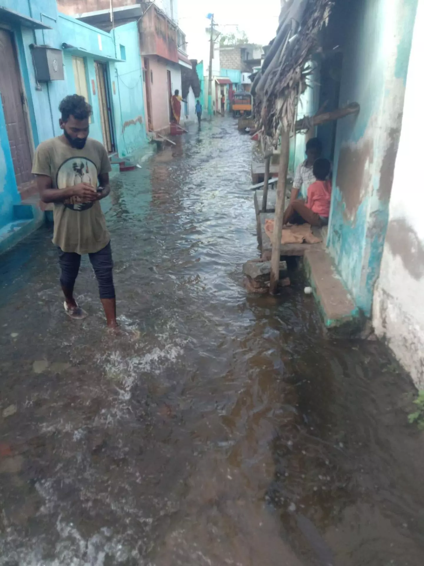 மழைநீர் வடிகால்வாய் கட்ட வேண்டும்