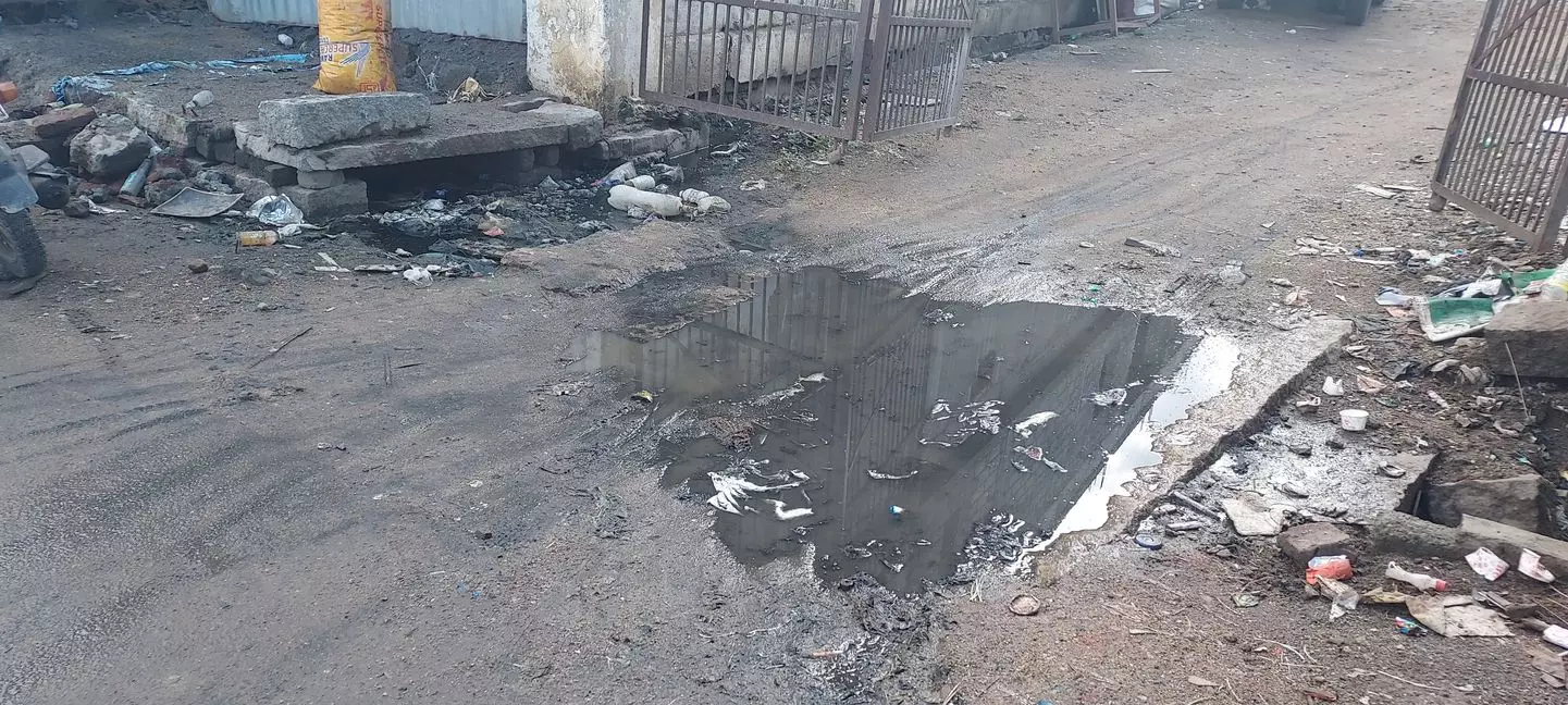 கால்வாயில் தேங்கும் கழிவுநீர் கால்வாயில் தேங்கும் கழிவுநீர்